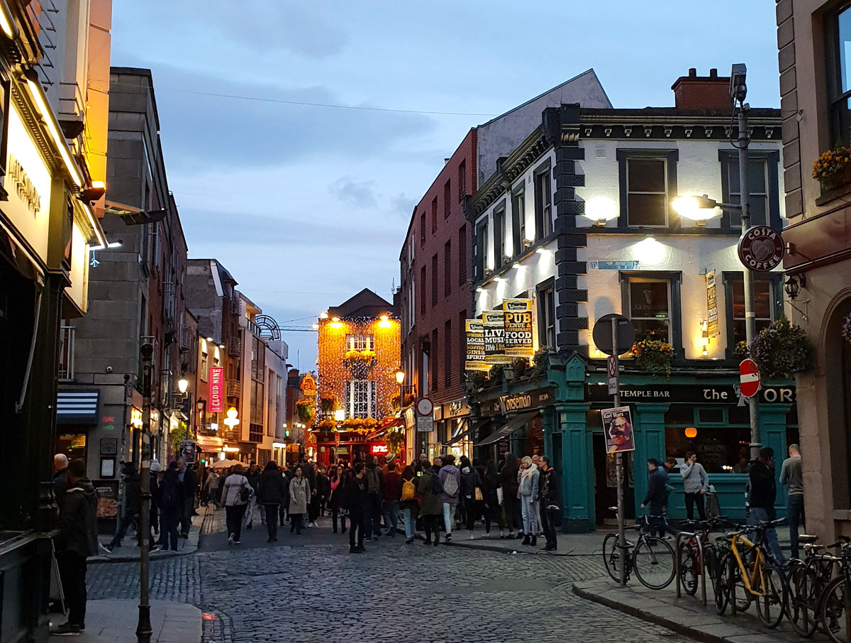 irland-sehenswuerdigkeiten-nicolos-reiseblog-temple-bar-strassenszene